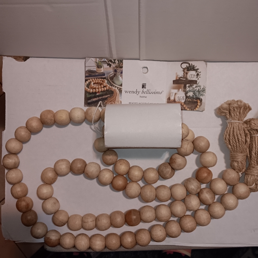 NWT Wendy Bellissimo 6ft. Beaded Wood Garland